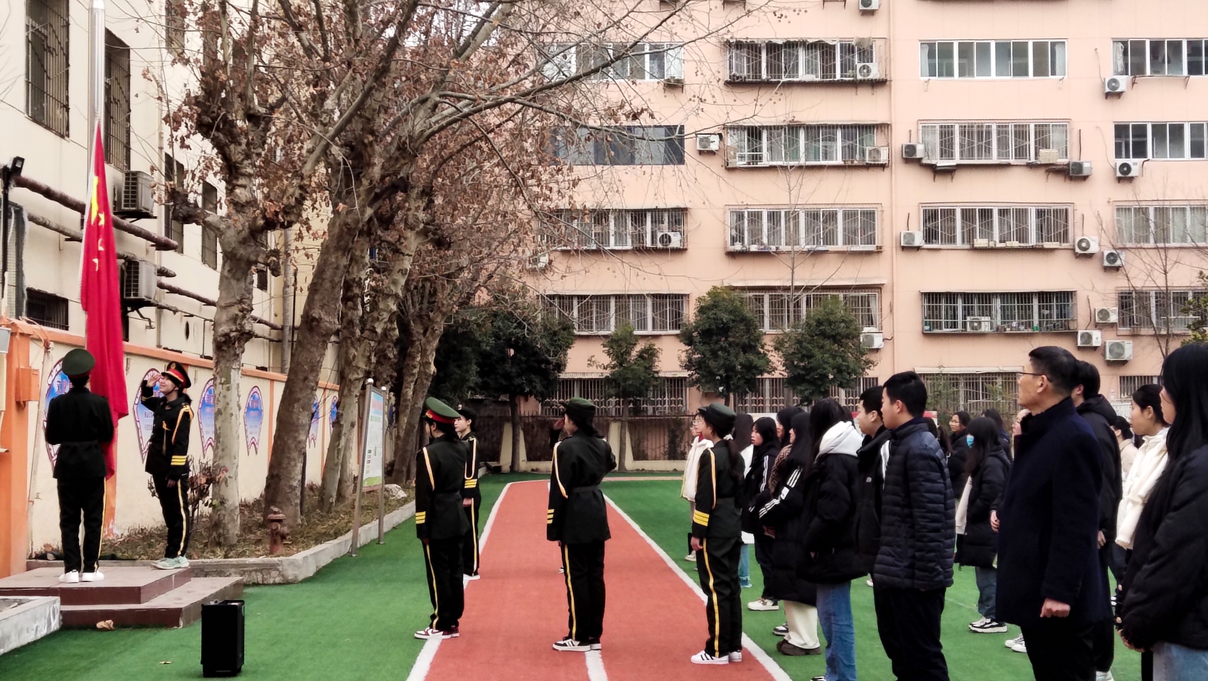 自律自強(qiáng)，追逐夢(mèng)想——我校舉行新學(xué)期第一次升旗儀式